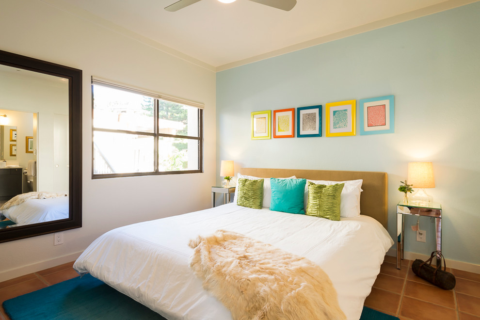 Idee per una camera da letto stile marino con pareti blu e nessun camino