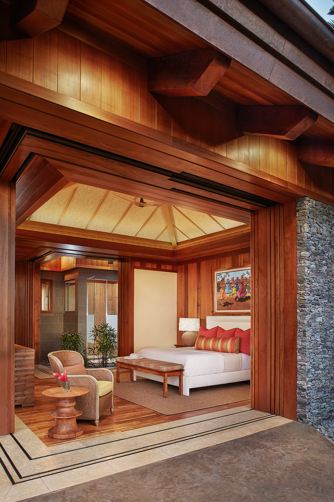 Foto de dormitorio exótico grande sin chimenea con paredes marrones y suelo de madera en tonos medios