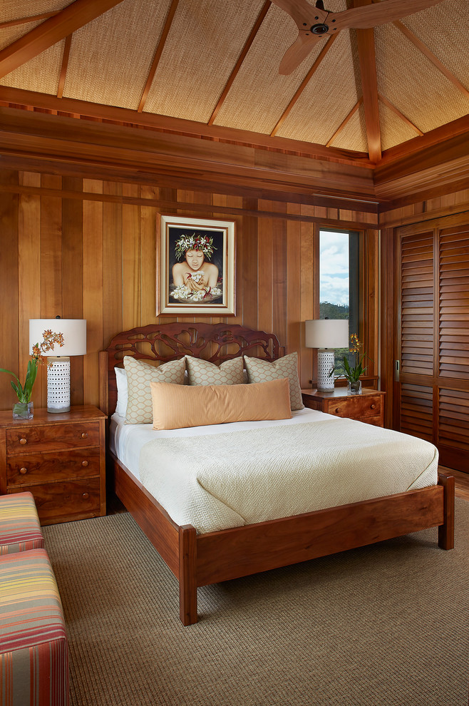 Immagine di una grande camera da letto tropicale con pareti marroni, nessun camino e moquette