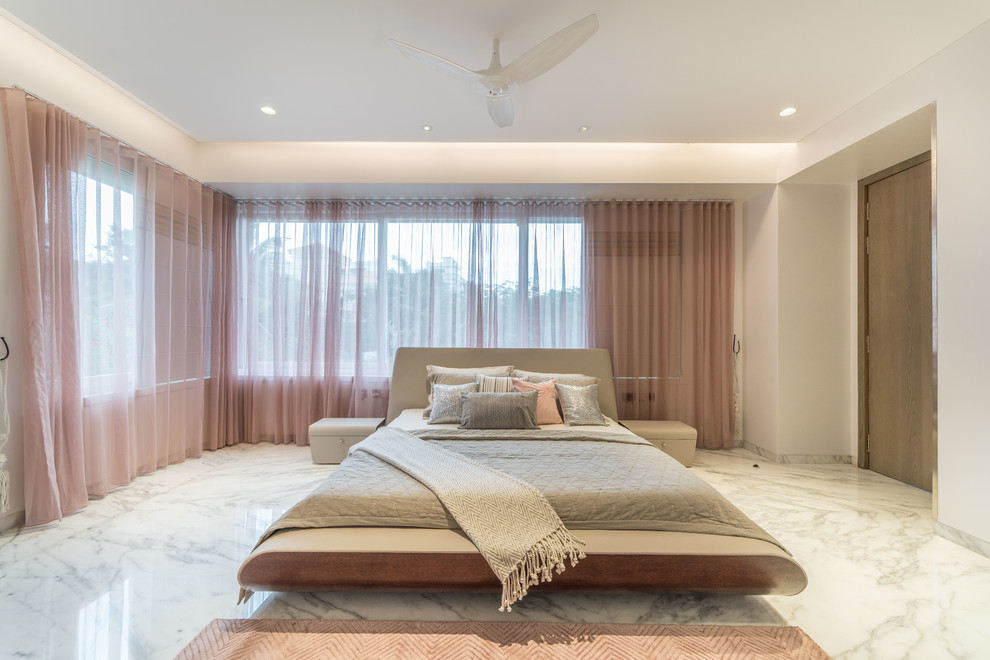ハイデラバードにあるコンテンポラリースタイルのおしゃれな寝室 (白い壁、白い床、シアーカーテン) のレイアウト