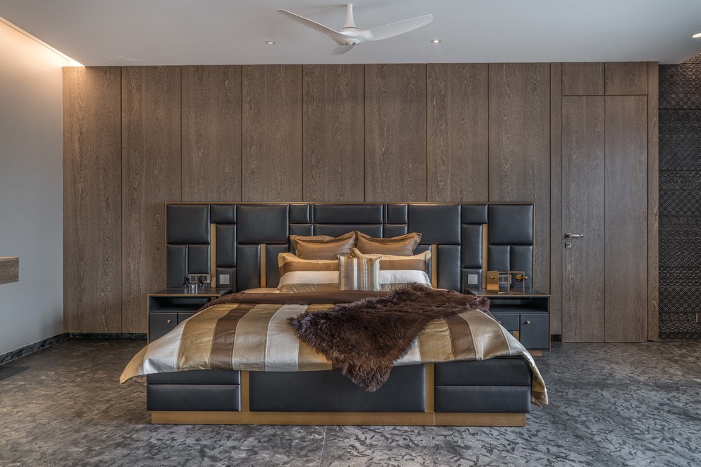 Idee per una camera da letto design con pareti bianche e pavimento grigio