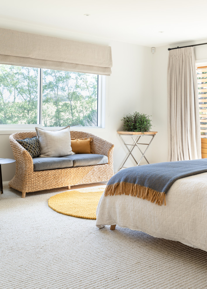 На фото: гостевая спальня среднего размера, (комната для гостей) в современном стиле с белыми стенами, ковровым покрытием и желтым полом с