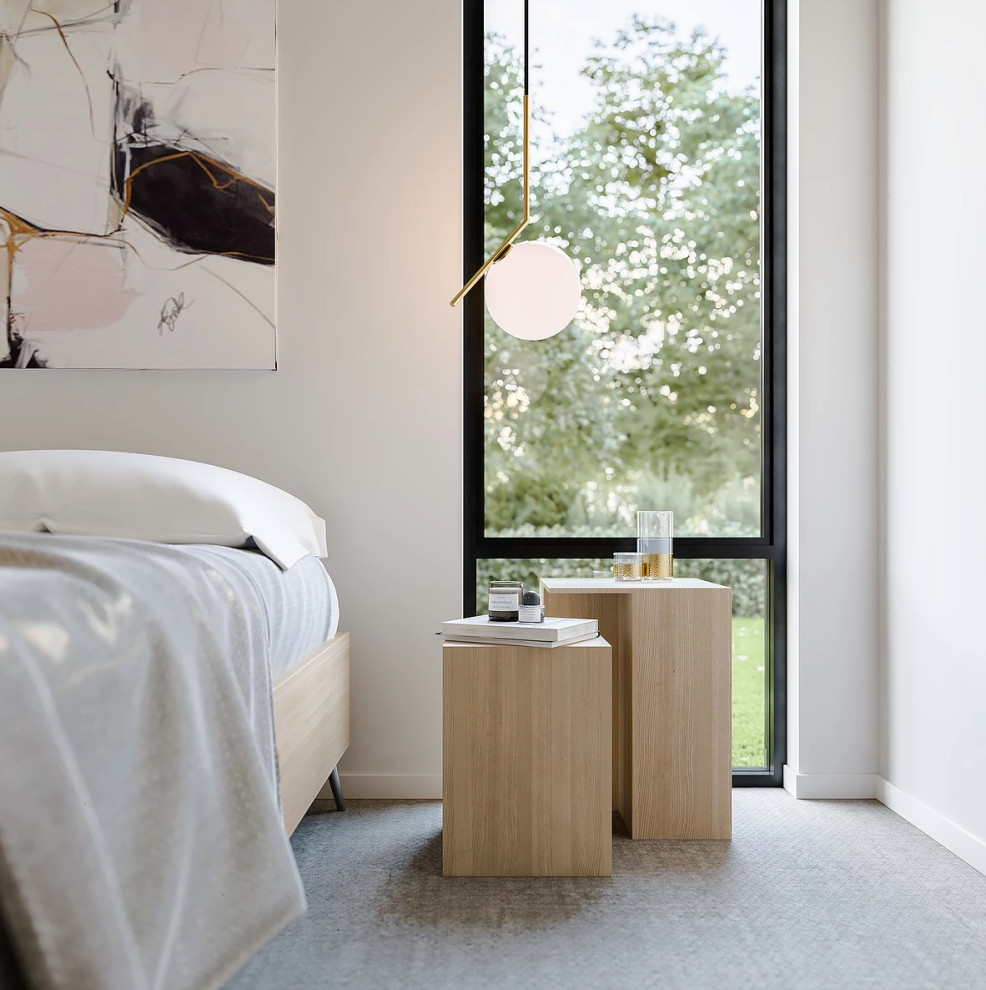Diseño de habitación de invitados contemporánea de tamaño medio con paredes blancas, moqueta y suelo gris