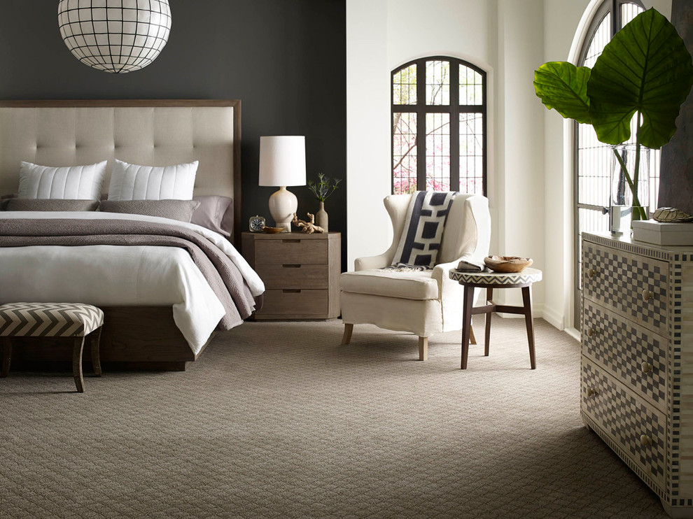 На фото: большая хозяйская спальня: освещение в стиле модернизм с серыми стенами, ковровым покрытием и серым полом с