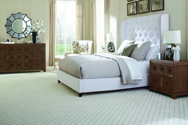 Стильный дизайн: большая хозяйская спальня в классическом стиле с белыми стенами и ковровым покрытием - последний тренд