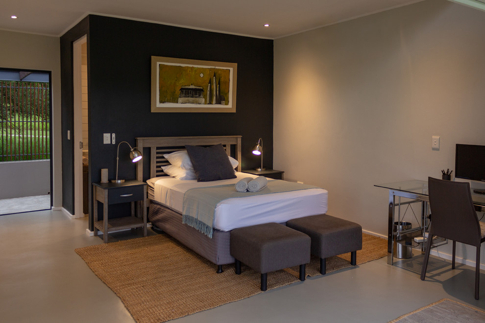 Стильный дизайн: гостевая спальня среднего размера, (комната для гостей) в современном стиле с печью-буржуйкой и фасадом камина из бетона - последний тренд