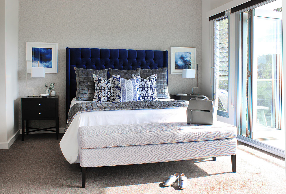 На фото: хозяйская спальня среднего размера в современном стиле с серыми стенами, ковровым покрытием и коричневым полом