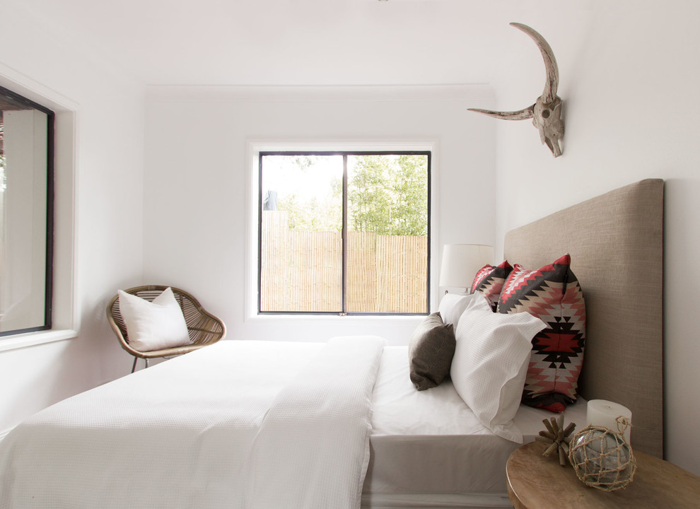 Ispirazione per una camera da letto stile marino di medie dimensioni con pareti bianche, pavimento in legno massello medio e nessun camino