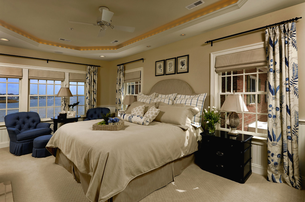 Inspiration för klassiska sovrum, med beige väggar och heltäckningsmatta