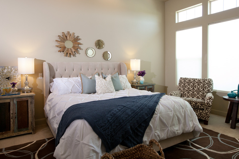 Cette photo montre une chambre avec moquette tendance avec un mur beige.