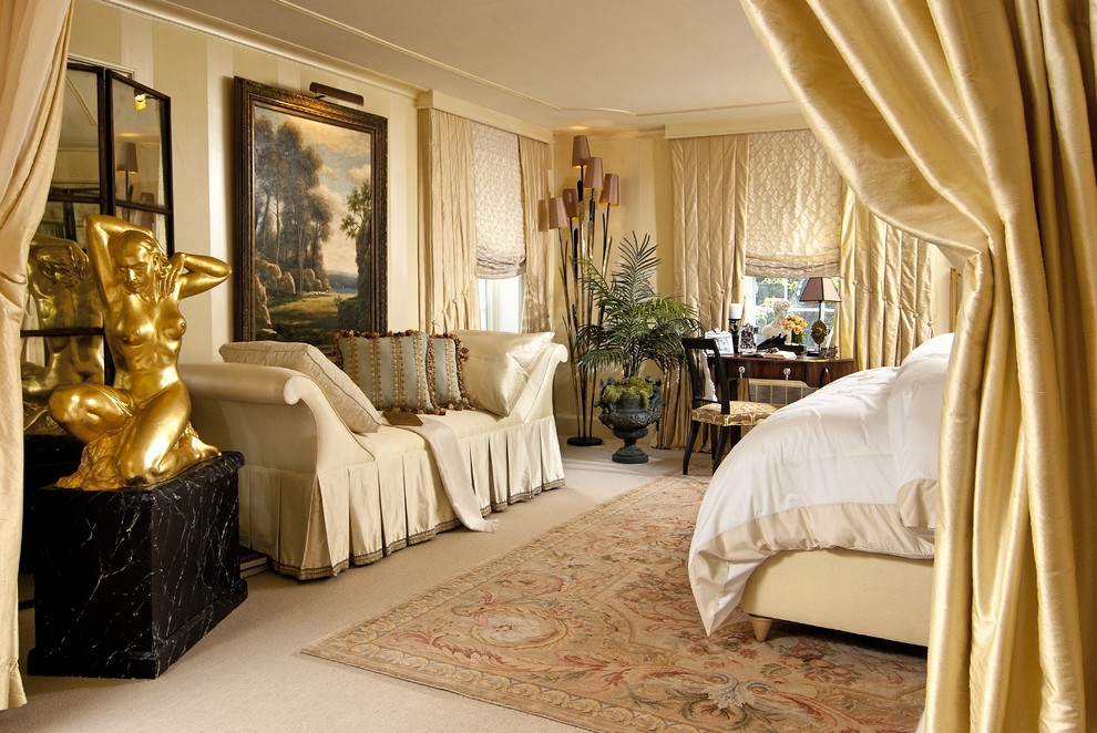 Diseño de dormitorio principal clásico de tamaño medio sin chimenea con paredes beige, moqueta y suelo beige