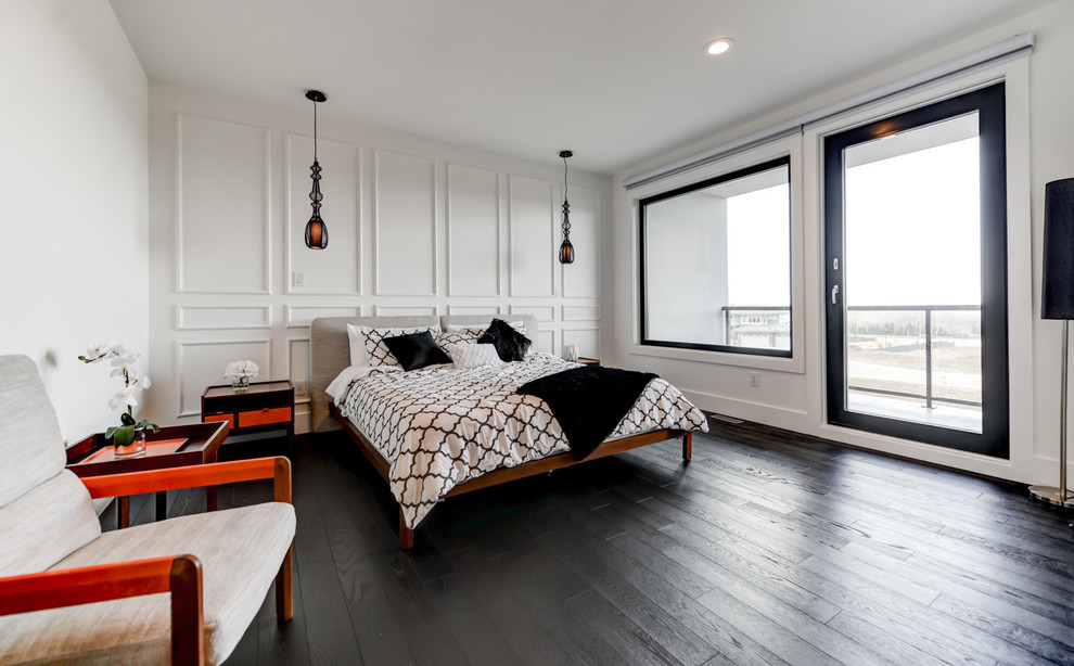 Großes Modernes Hauptschlafzimmer ohne Kamin mit weißer Wandfarbe, dunklem Holzboden und braunem Boden in Edmonton