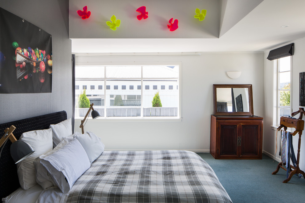 Пример оригинального дизайна: большая хозяйская спальня в стиле неоклассика (современная классика) с белыми стенами, ковровым покрытием и синим полом