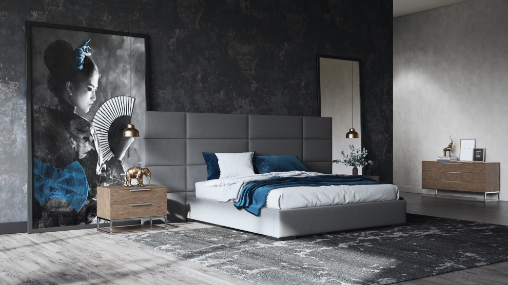 Mittelgroßes Modernes Hauptschlafzimmer mit brauner Wandfarbe, Betonboden, grauem Boden und Ziegelwänden in Sonstige