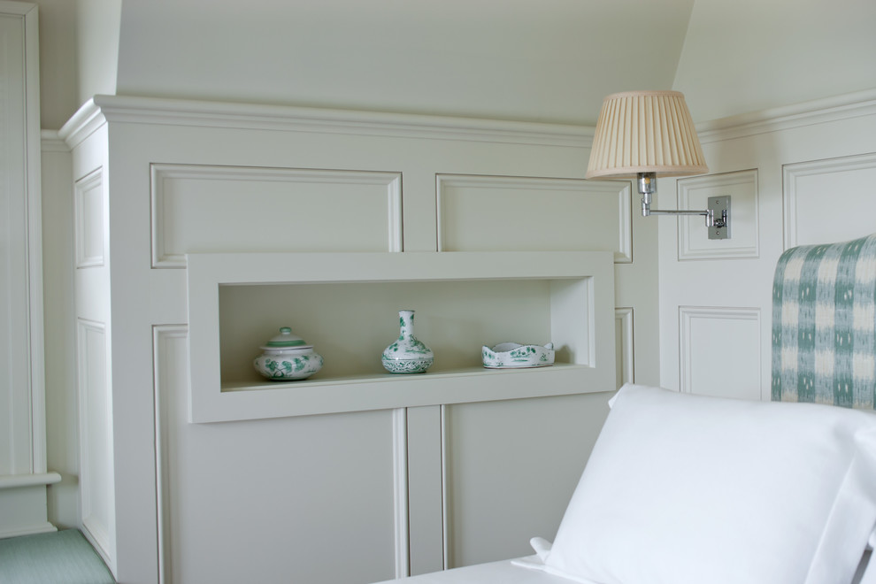 Пример оригинального дизайна: большая гостевая спальня (комната для гостей) в морском стиле с белыми стенами