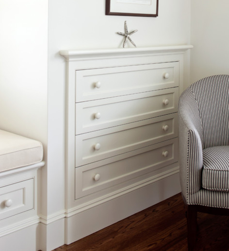 Diseño de habitación de invitados clásica grande con paredes blancas y suelo de madera en tonos medios