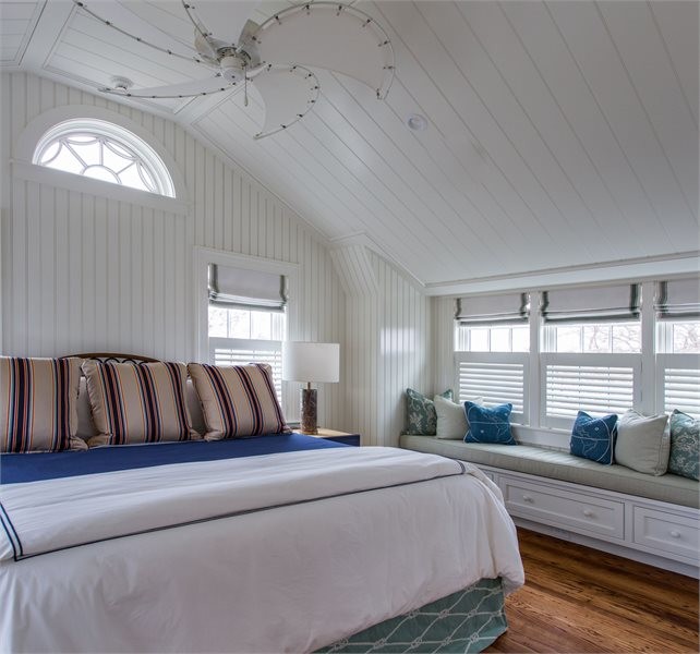 Пример оригинального дизайна: хозяйская спальня среднего размера в стиле неоклассика (современная классика) с серыми стенами, паркетным полом среднего тона и синим полом без камина