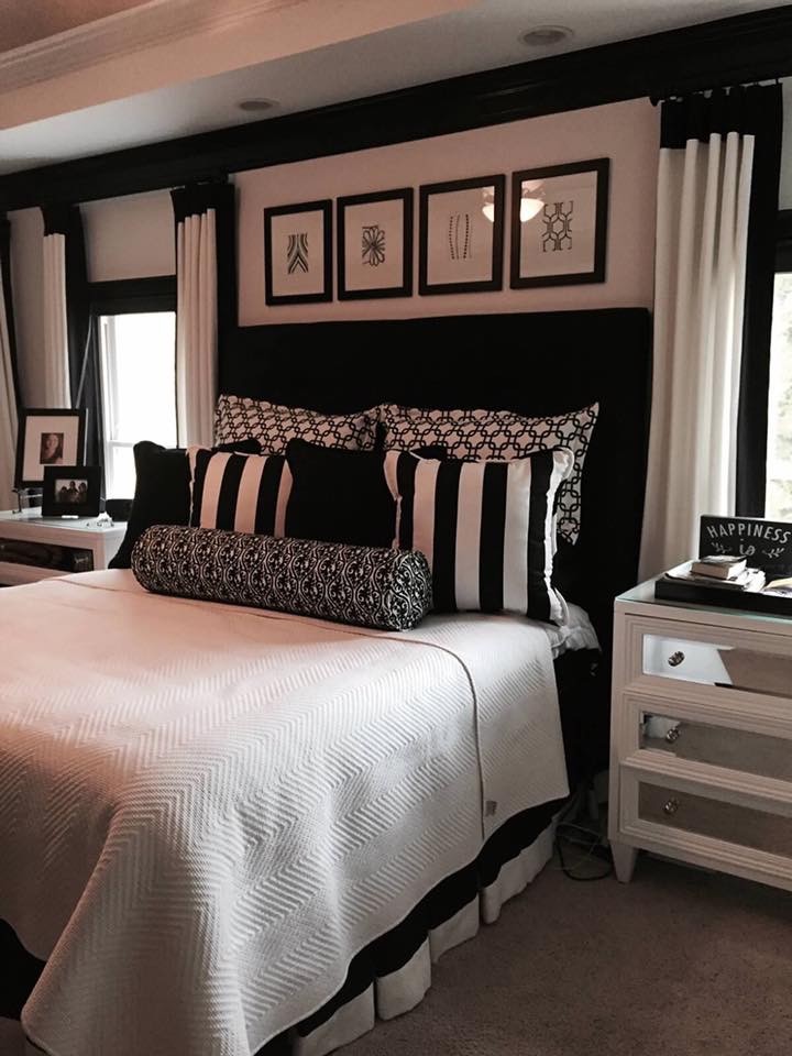 На фото: хозяйская спальня среднего размера в современном стиле с белыми стенами и ковровым покрытием