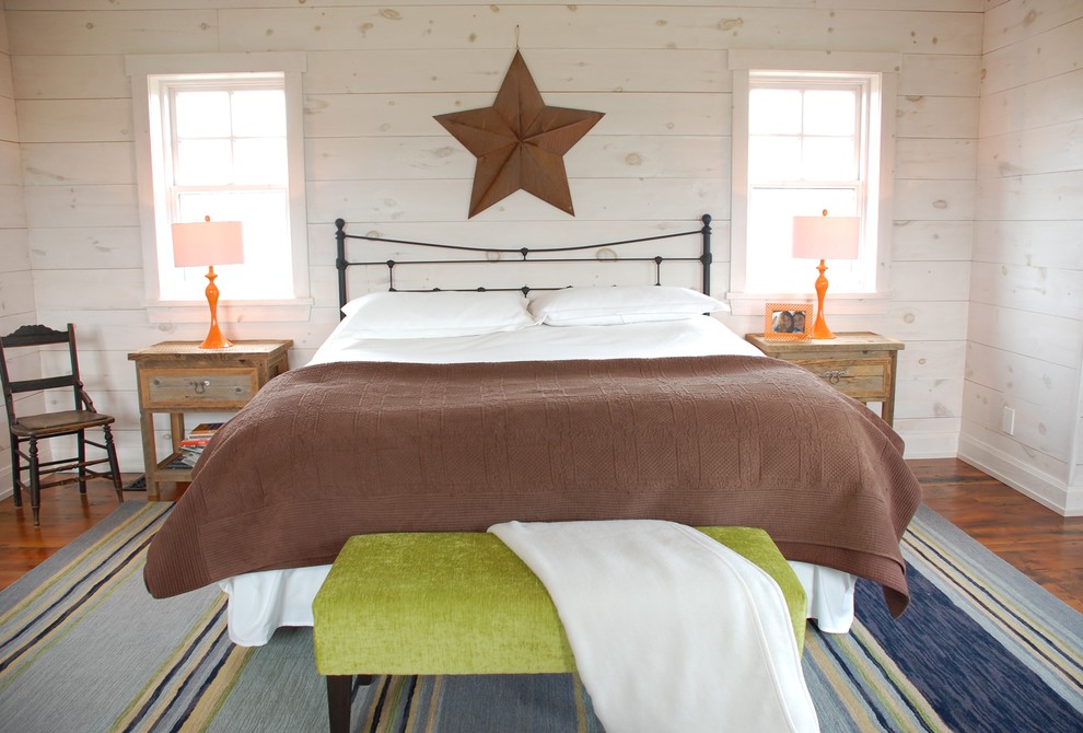 Idées déco pour une chambre éclectique avec un mur blanc et un sol en bois brun.