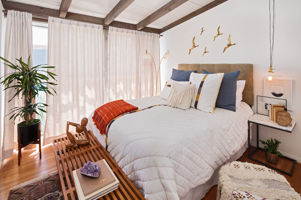 Свежая идея для дизайна: гостевая спальня (комната для гостей) в стиле ретро с белыми стенами, паркетным полом среднего тона и коричневым полом - отличное фото интерьера