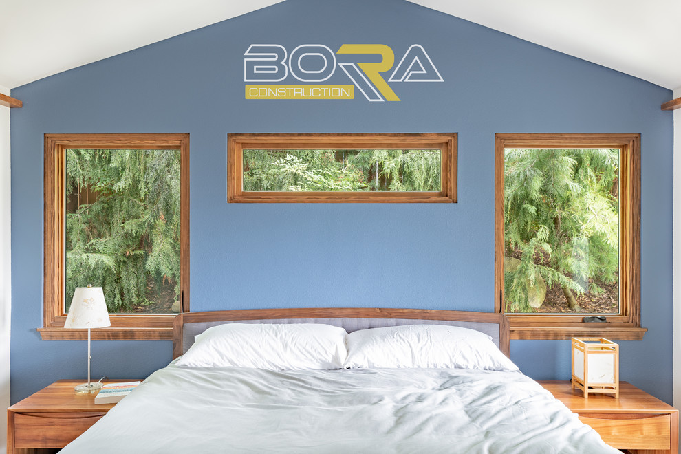 Источник вдохновения для домашнего уюта: хозяйская спальня среднего размера в стиле неоклассика (современная классика) с синими стенами, полом из линолеума и бежевым полом без камина