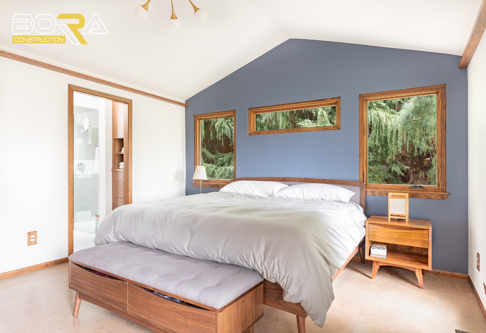 На фото: хозяйская спальня среднего размера в стиле неоклассика (современная классика) с синими стенами, полом из линолеума и бежевым полом без камина