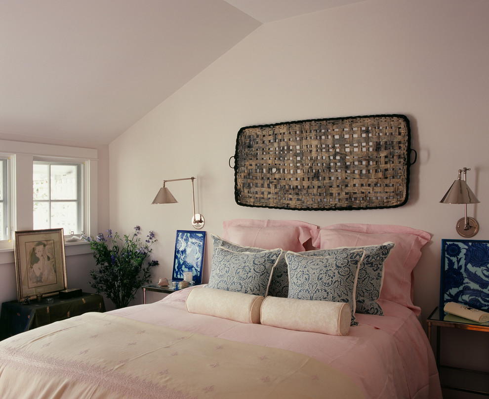 ロサンゼルスにあるシャビーシック調のおしゃれな寝室 (ベージュの壁、勾配天井) のレイアウト