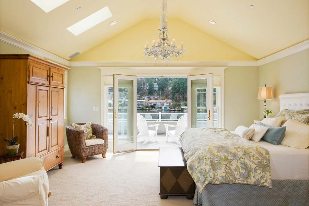 Стильный дизайн: хозяйская спальня в классическом стиле с желтыми стенами и ковровым покрытием - последний тренд