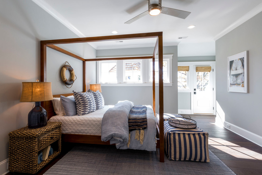 Maritimes Schlafzimmer mit blauer Wandfarbe, braunem Boden und dunklem Holzboden in Charlotte