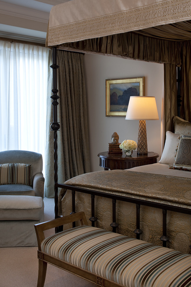 Стильный дизайн: хозяйская спальня в классическом стиле с бежевыми стенами и ковровым покрытием - последний тренд
