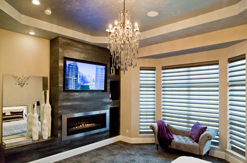 セントルイスにある広いコンテンポラリースタイルのおしゃれな主寝室 (ベージュの壁、カーペット敷き、標準型暖炉、グレーの床) のレイアウト