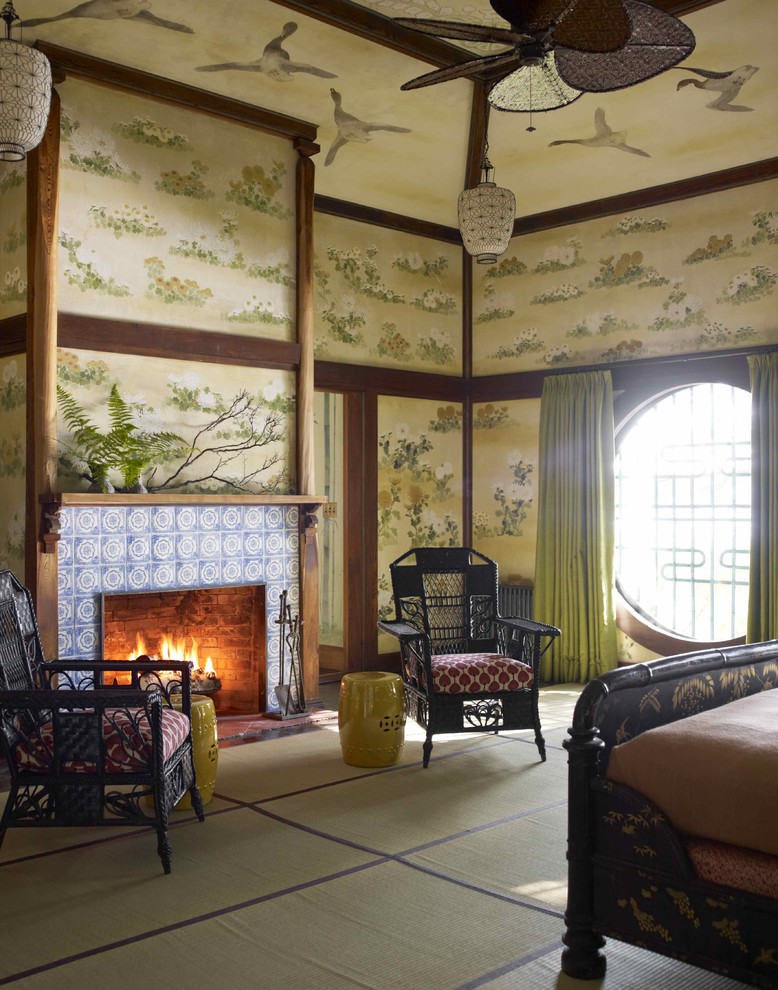 Cette photo montre une chambre tendance avec un manteau de cheminée en carrelage et une cheminée standard.