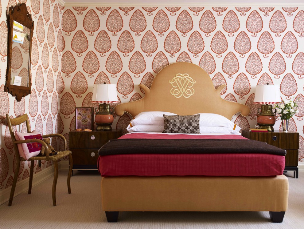 Ispirazione per una camera da letto contemporanea con pareti multicolore e moquette