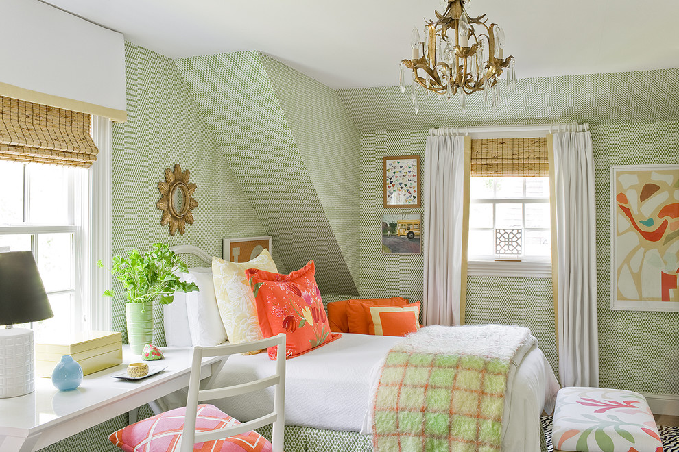 На фото: спальня: освещение в стиле неоклассика (современная классика) с разноцветными стенами с