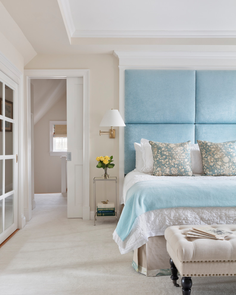 На фото: хозяйская спальня в стиле неоклассика (современная классика) с бежевыми стенами, ковровым покрытием и белым полом с