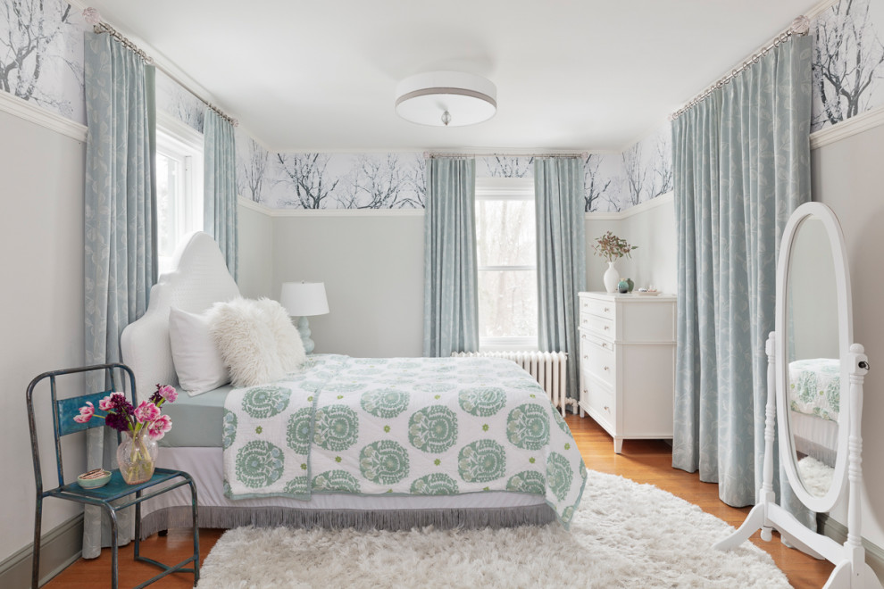 Klassisches Schlafzimmer mit braunem Holzboden, grauer Wandfarbe und braunem Boden in New York