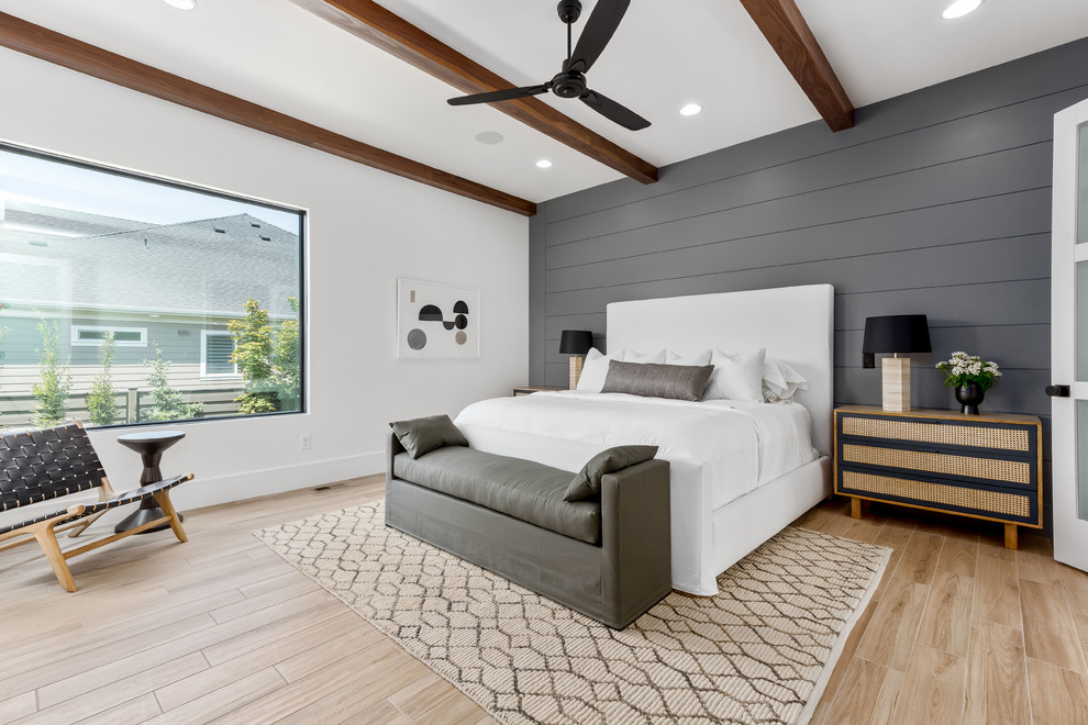 На фото: большая хозяйская спальня в современном стиле с серыми стенами, полом из керамогранита и бежевым полом без камина