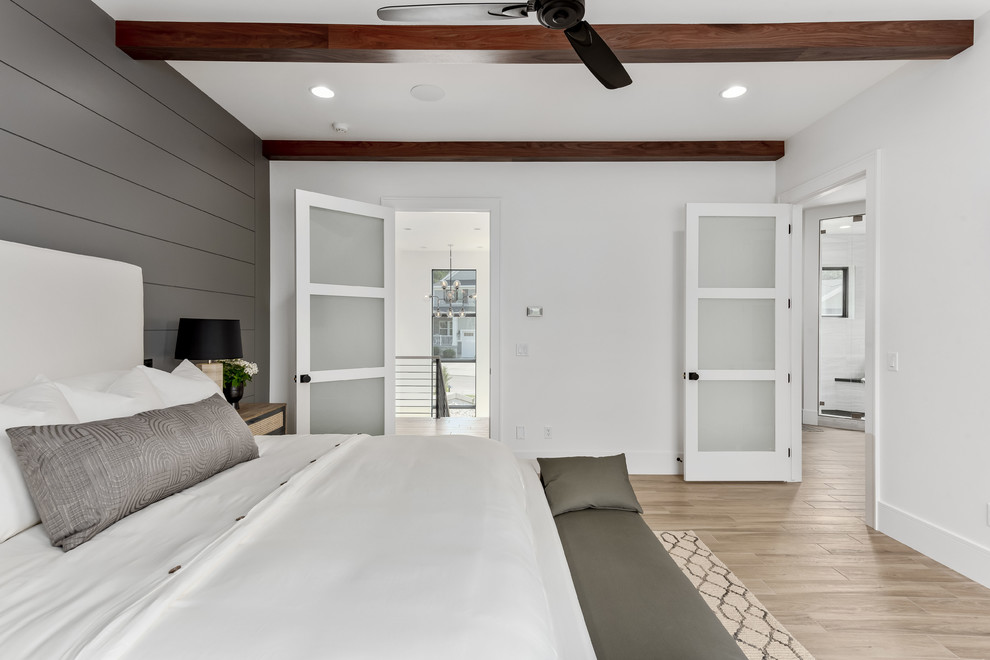 На фото: большая хозяйская спальня в современном стиле с серыми стенами, полом из керамогранита и бежевым полом без камина с