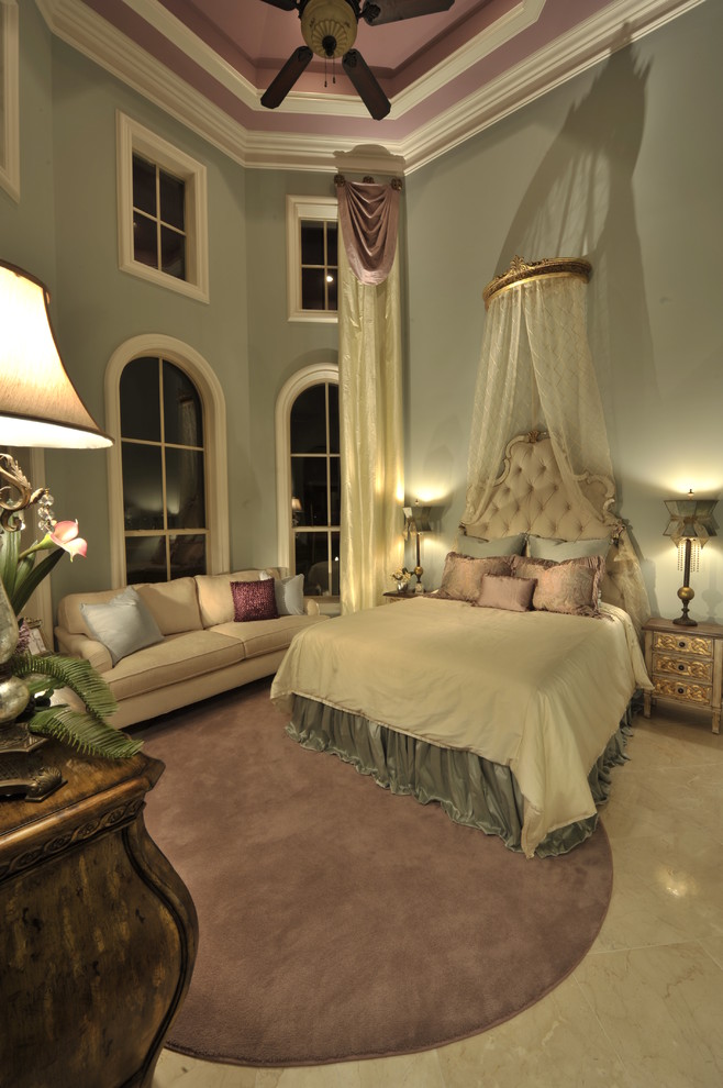 Ejemplo de habitación de invitados clásica renovada con paredes azules y suelo de mármol