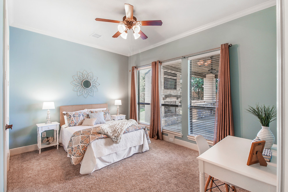 Imagen de habitación de invitados tradicional renovada con paredes azules, moqueta y suelo beige