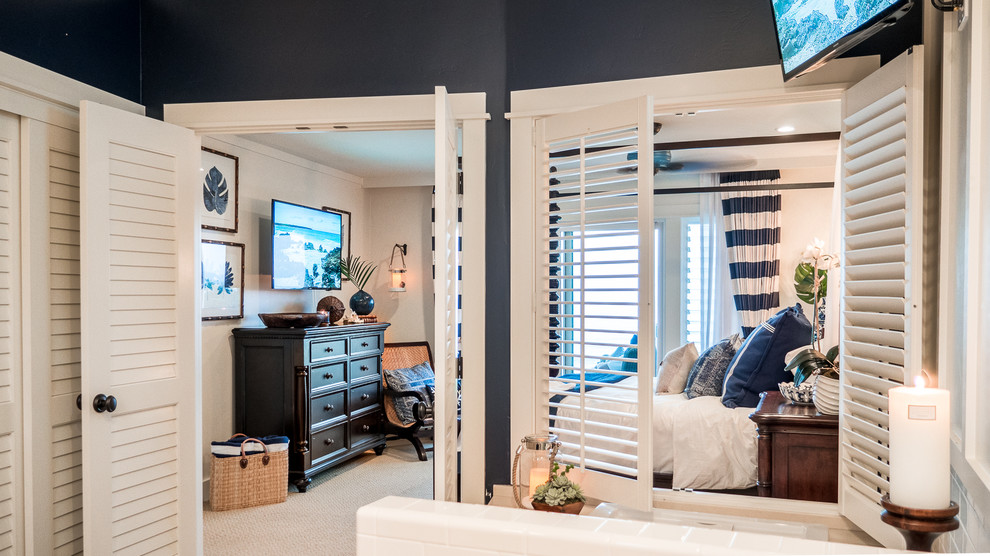 Идея дизайна: хозяйская спальня среднего размера в морском стиле с белыми стенами и ковровым покрытием