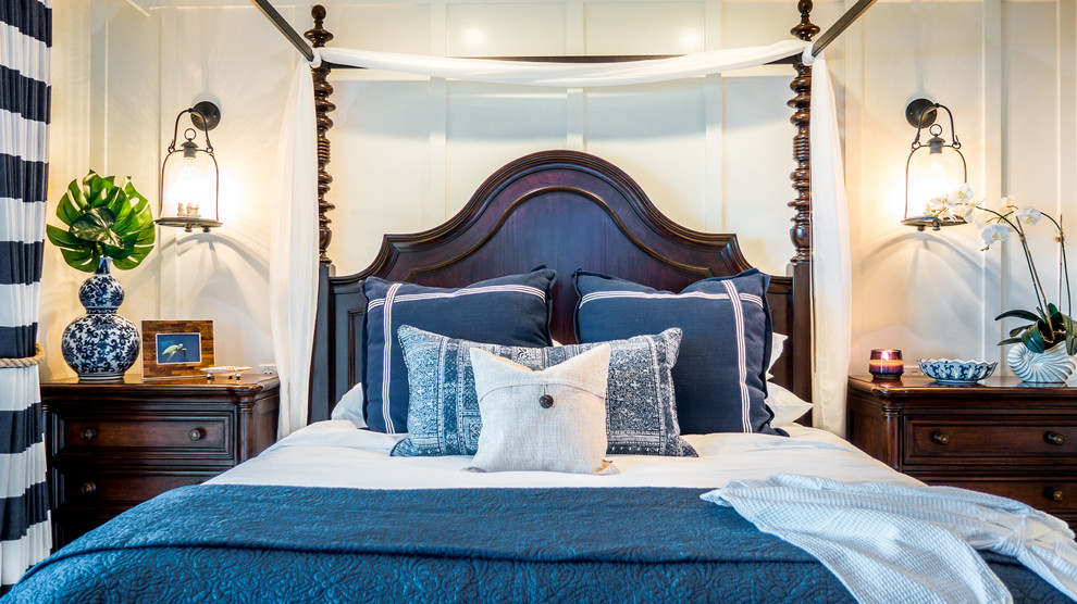 На фото: хозяйская спальня среднего размера в морском стиле с белыми стенами и ковровым покрытием с
