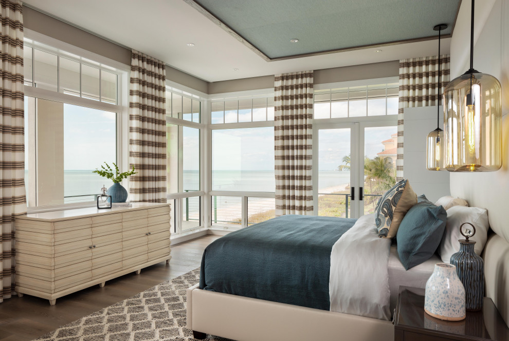 Стильный дизайн: гостевая спальня среднего размера, (комната для гостей) в морском стиле с серыми стенами, темным паркетным полом и многоуровневым потолком без камина - последний тренд