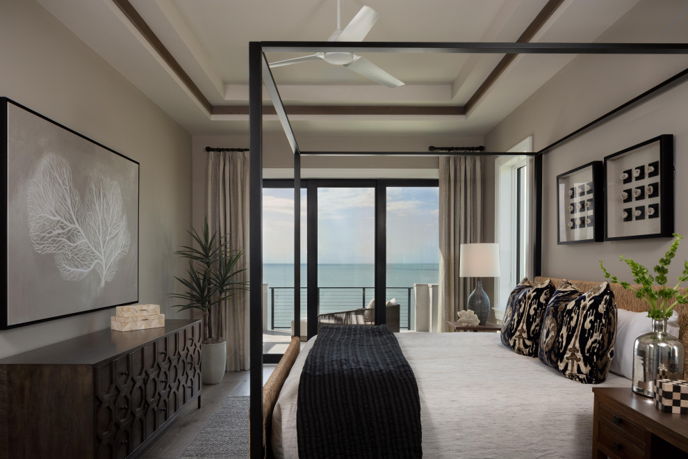 マイアミにある中くらいなビーチスタイルのおしゃれな主寝室 (グレーの壁、暖炉なし、折り上げ天井) のレイアウト