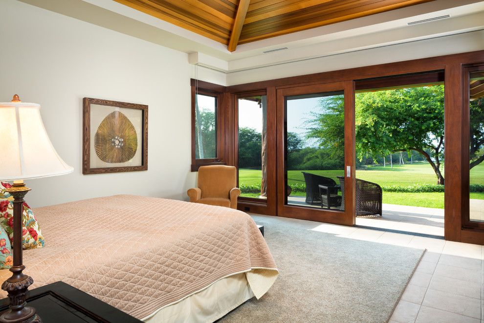 ハワイにある中くらいなトロピカルスタイルのおしゃれな客用寝室 (白い壁、セラミックタイルの床) のレイアウト