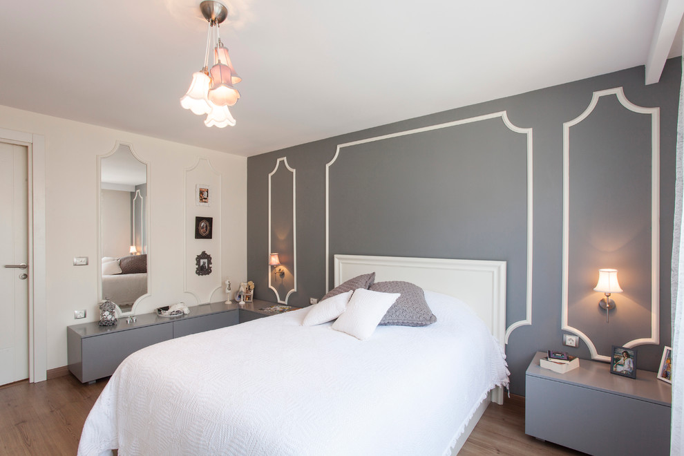 Idée de décoration pour une chambre design avec un mur gris et un sol en bois brun.