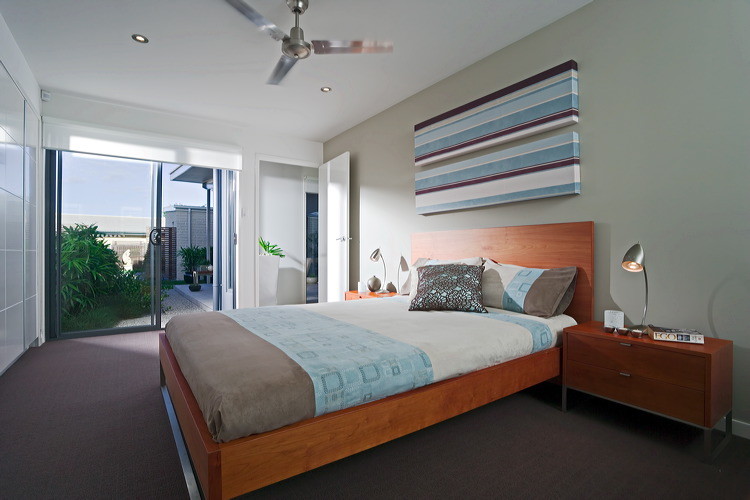 Mittelgroßes Modernes Hauptschlafzimmer mit weißer Wandfarbe und Teppichboden in Sunshine Coast