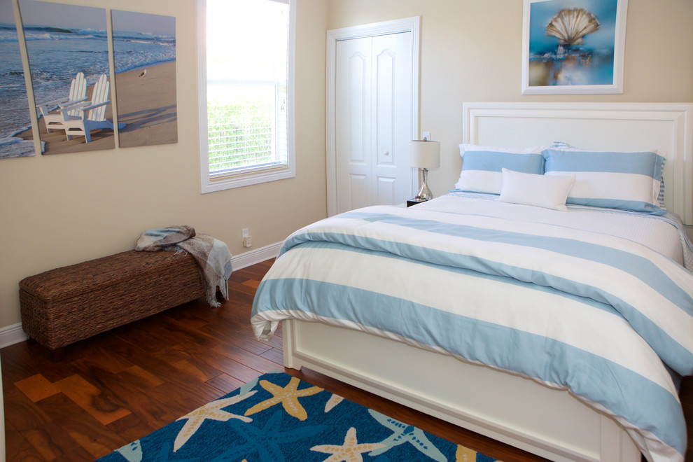 Imagen de habitación de invitados actual pequeña con paredes beige y suelo de madera en tonos medios