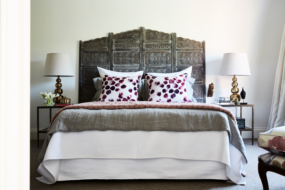 На фото: хозяйская спальня в стиле неоклассика (современная классика) с белыми стенами, ковровым покрытием и серым полом с