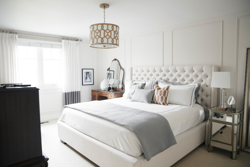 Imagen de dormitorio principal tradicional renovado grande con paredes beige, moqueta y suelo beige